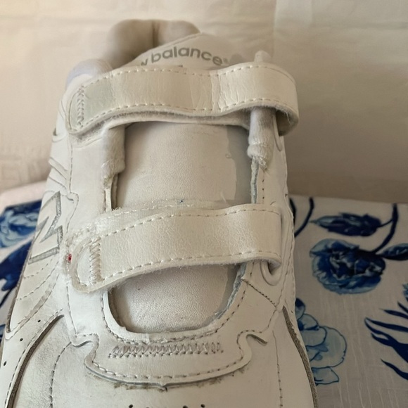 New Balance 577 Men’s White Walking Shoes 9.5 Hook & Loop Low Top Sneakers GUC
